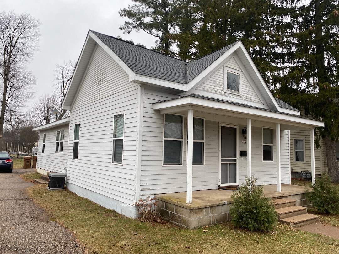 Mastic Carvedwood Premium Vinyl Lap Siding, Titan Clad Overhead Garage Door Frame, Azek PVC Trim, Seamless Gutters, Gutter RX Gutter Covers, Aluminum Trim Wrap, Waudena Millwork Entry Door in Stevens Point, WI